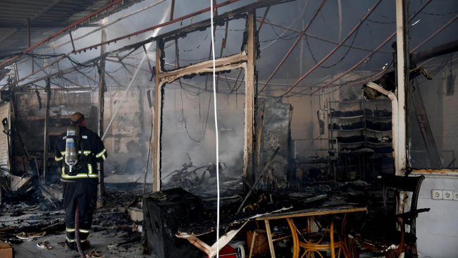 Prefabrik çarşıda yangın çıktı: 46 iş yeri yandı